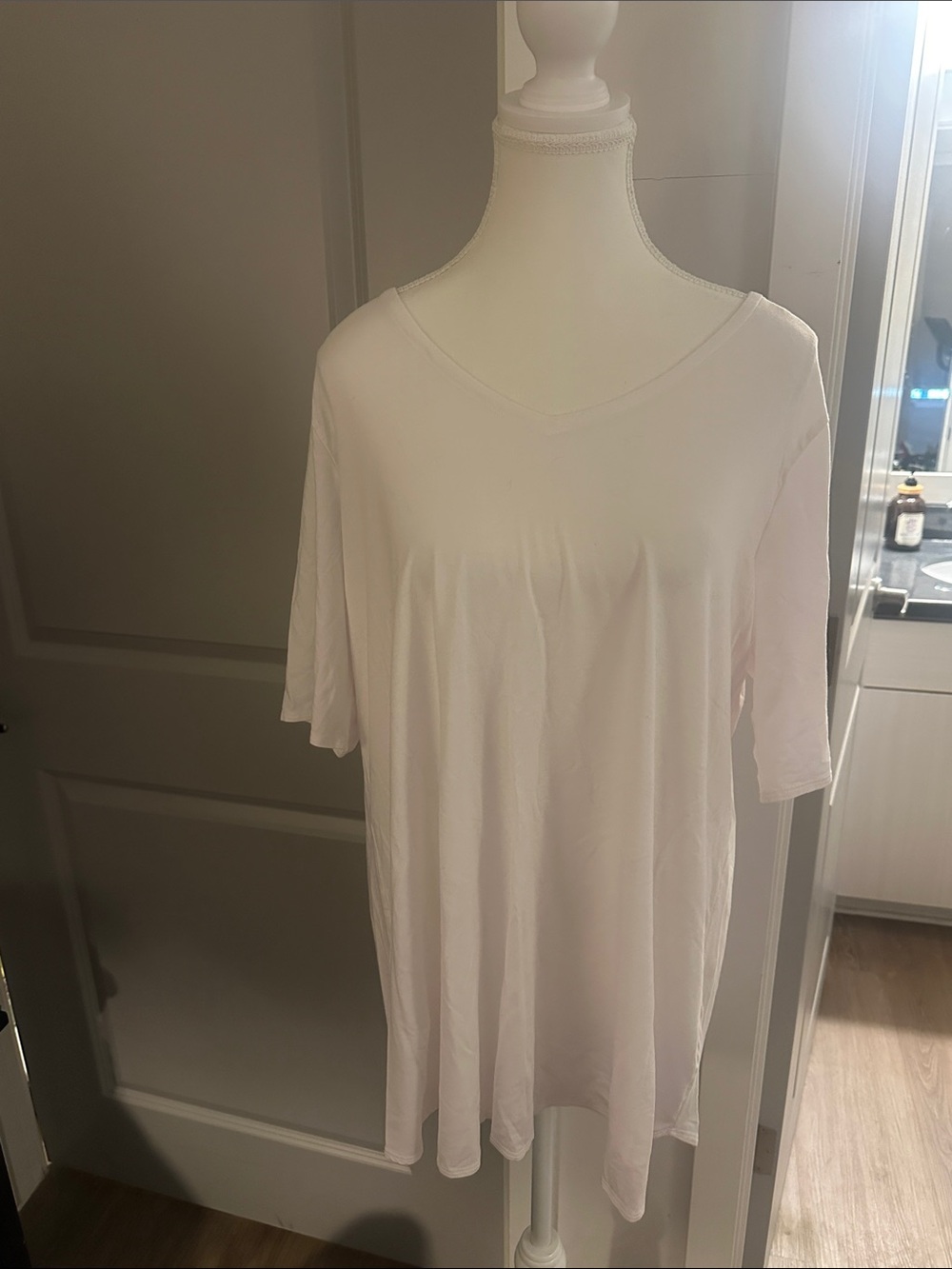 Simple Eileen Fisher White V-Neck Tunic Top